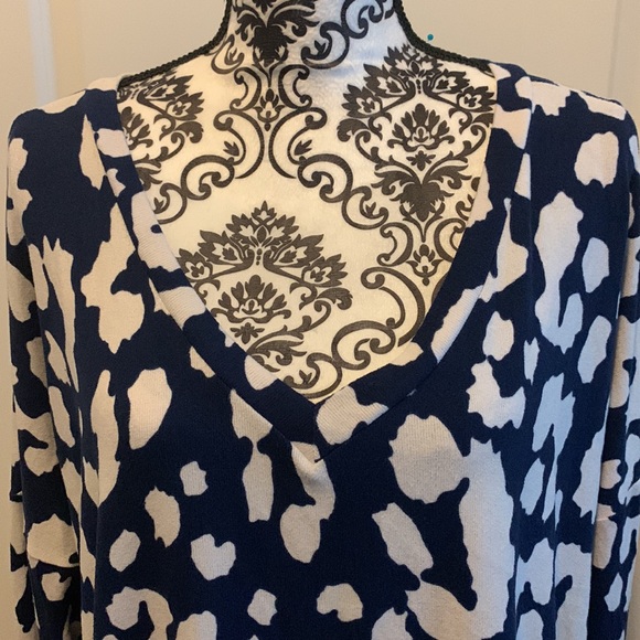 NWOT. Woman’s long sleeve v neck top. - Picture 2 of 8